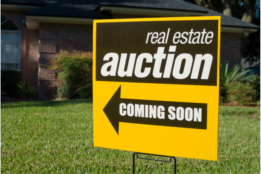 a real estate auction sign